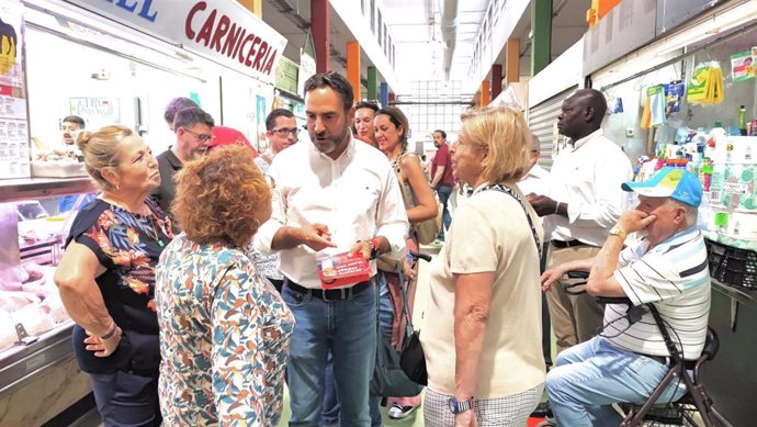 El candidato socialista Daniel Pérez, en una visita al Mercado de Bailén