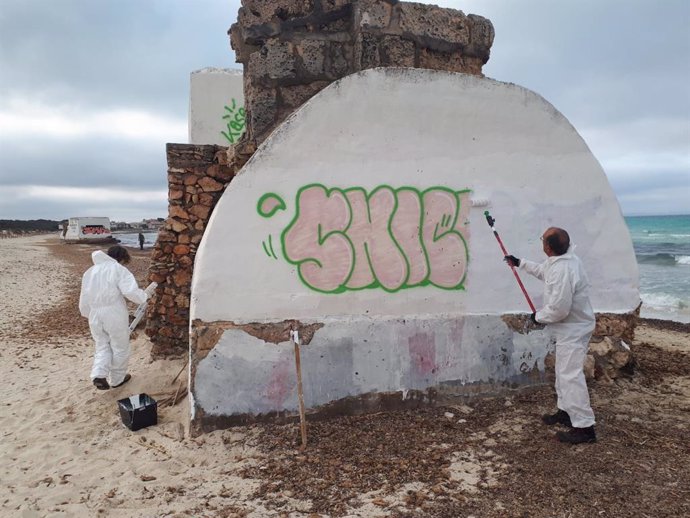Una brigada del Ibanat del Parque Natural Es Trenc-Salobrar de Campos borra las pintadas vandálicas que degradaban los nidos de ametralladora