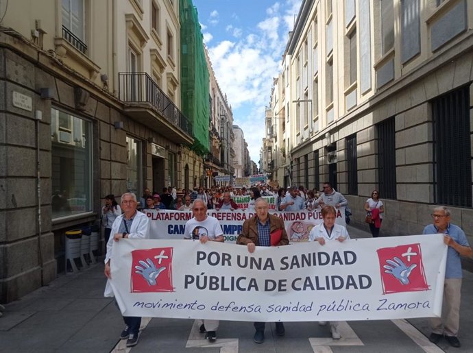 La manifestación avanza por las calles de Santa Clara, en Zamora.