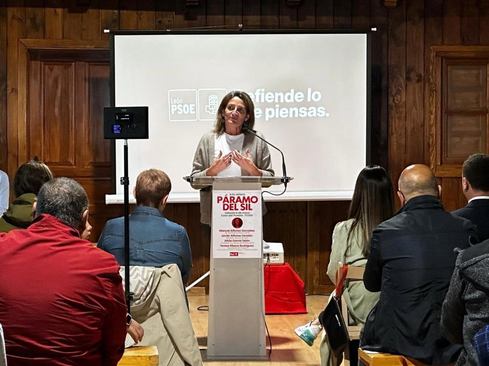 La vicepresidenta del Gobierno y ministra para la Transición Ecológica y el Reto Demográfico, Teresa Ribera, durante su intervención en el acto de presentación de la candidata del PSOE a la Alcaldía de Páramo del Sil.