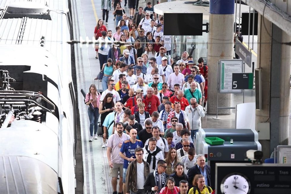 Aficionados de la Copa del Rey en la estación de Santa Justa