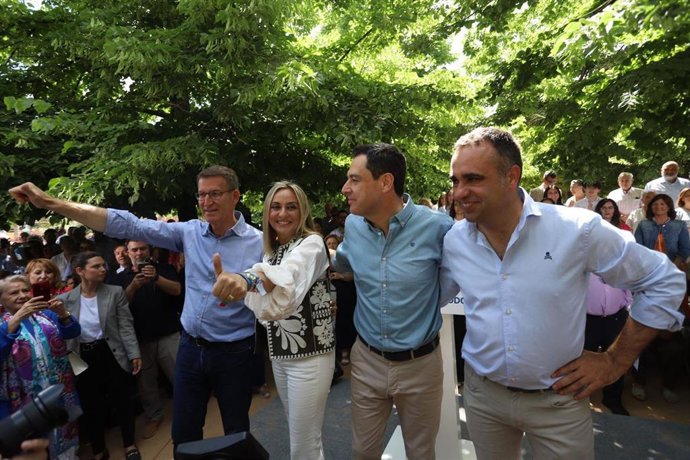 El presidente del PP, Alberto Núñez Feijóo, con el presidente del PP-A y de la Junta de Andalucía, Juanma Moreno, la candidata popular a la Alcaldía de Granada, Marifrán Carazo, y el presidente provincial del PP, Francisco Rodríguez.