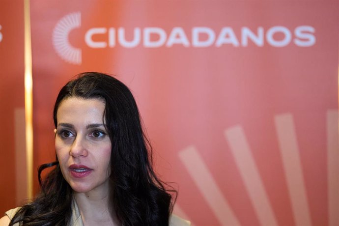 La portavoz de Ciudadanos en el Congreso, Inés Arrimadas, atiende a los medios durante un acto de Ciudadanos en Santander (Foto de archivo).