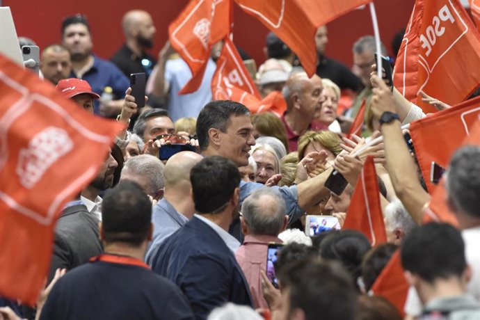 El president del Govern d'Espanya i secretari general del PSOE, Pedro Sánchez, saluda simpatitzants socialistes en un acte de precampanya, a Múrcia