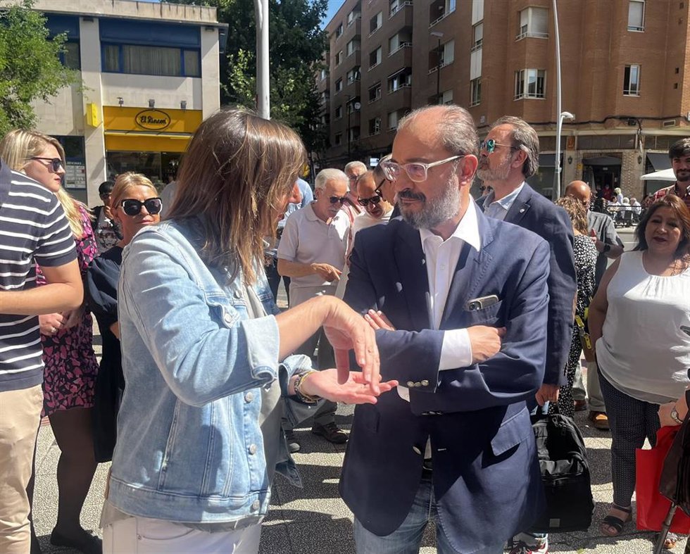 Javier Lambán y Lola Ranera conversan en el barrio de La Almozara.