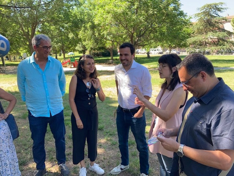 Alberto Garzón junto a Irene de Miguel y otros dirigentes de Podemos e IU, en Mérida.