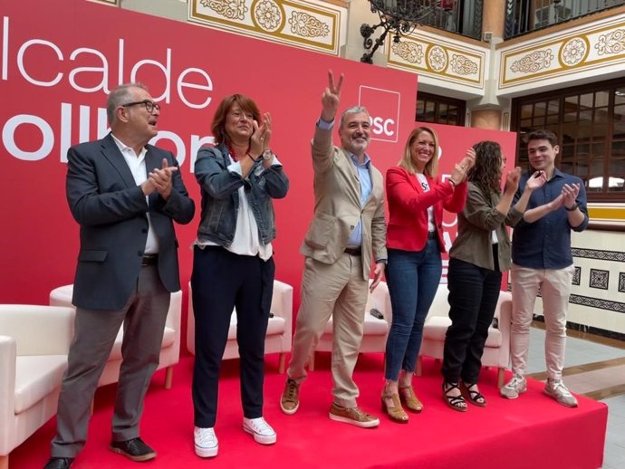 Jaume Collboni (PSC) en la presentación de su programa electoral junto los miembros de la lista Maria Eugnia Gay; Laia Bonet; Marta Villanueva y Jordi Valls.