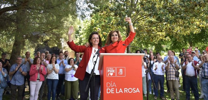 La cadidata a revalidar la presidencia del Gobierno, Concha Andreu, con la ministra de Hacienda, Maria Jesús Montero