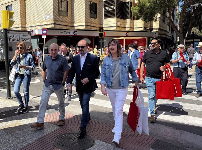 Javier Lambán y Lola Ranera durante un paseo ciudadano por La Almozara.