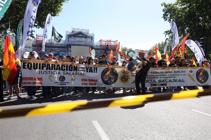 Varias personas se manifiestan con pancartas de 'Equiparación YA', a 6 de mayo de 2023, en Madrid (España).