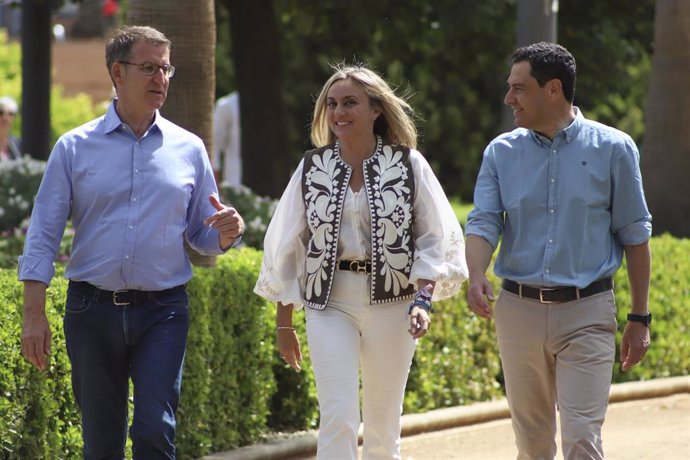 El presidente del PP,  Alberto Núñez Feijoo, el presidente de la Junta de Andalucía, Juanma Moreno, y la candidata a la alcaldía de Granada, Marifrán Carazo, en el Parque García Lorca.
