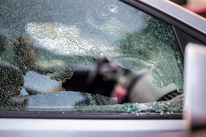 Ventanilla de un coche rota tras un disparo en Salou, Tarragona, Catalunya (España). 