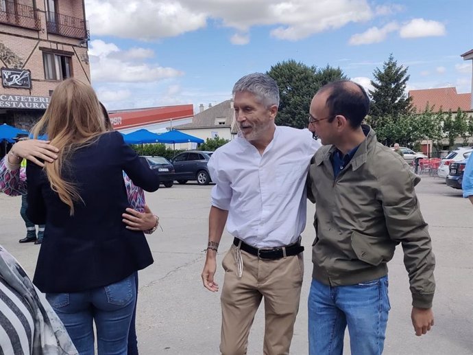Grande-Marlaska saluda al secretario provincial del PSOE de Salamanca, David Serrada, a su llegada a Ledesma (Salamanca)