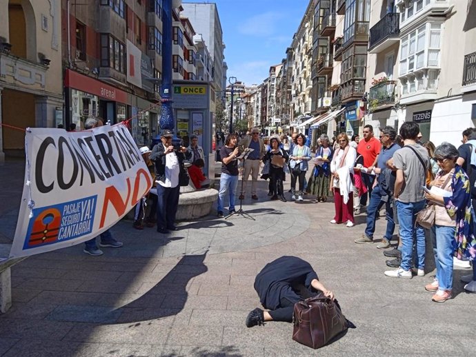 Concentración en la calle de Burgos de Santander convocada por Pasaje Seguro para pedir la retirada inmediata de las concertinas del Puerto