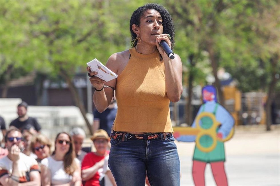 La diputada de la CUP y alcaldable por Barcelona, Basha Changue, en el acto de presentación de las candidaturas municipales en Santa Coloma de Gramenet (Barcelona).