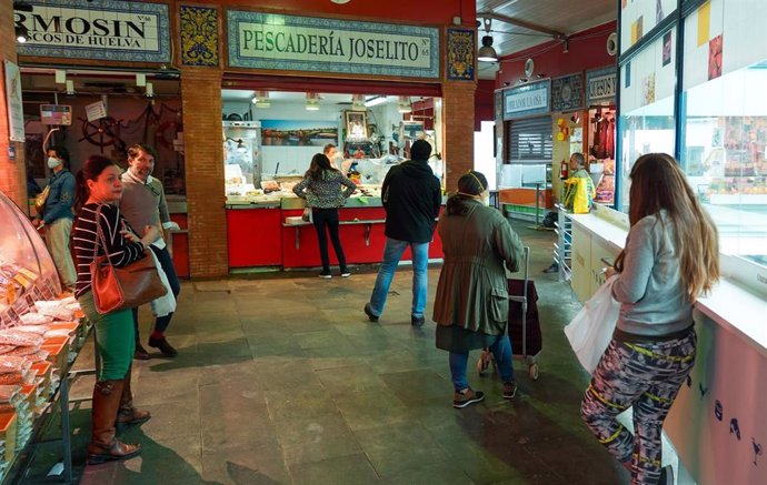 Archivo - Mercado de Triana con mucho público el día que se inauguraría la feria de Sevilla a 25 de abril del 2020 (Foto de archivo).