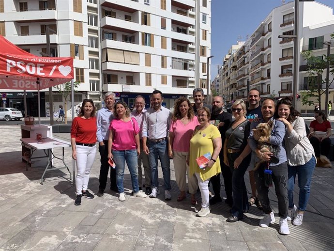 El candidato socialista al Ayuntamiento de Ibiza, Rafa Ruiz, dice que la reconversión de la E-10 supondrá acabar con la "barrera más grande" para los barrios del municipio