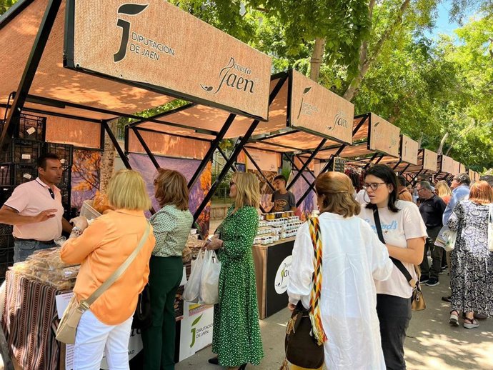 Asistentes al mercado local por el X aniversario de Degusta Jaén en la ciudad de Jaén