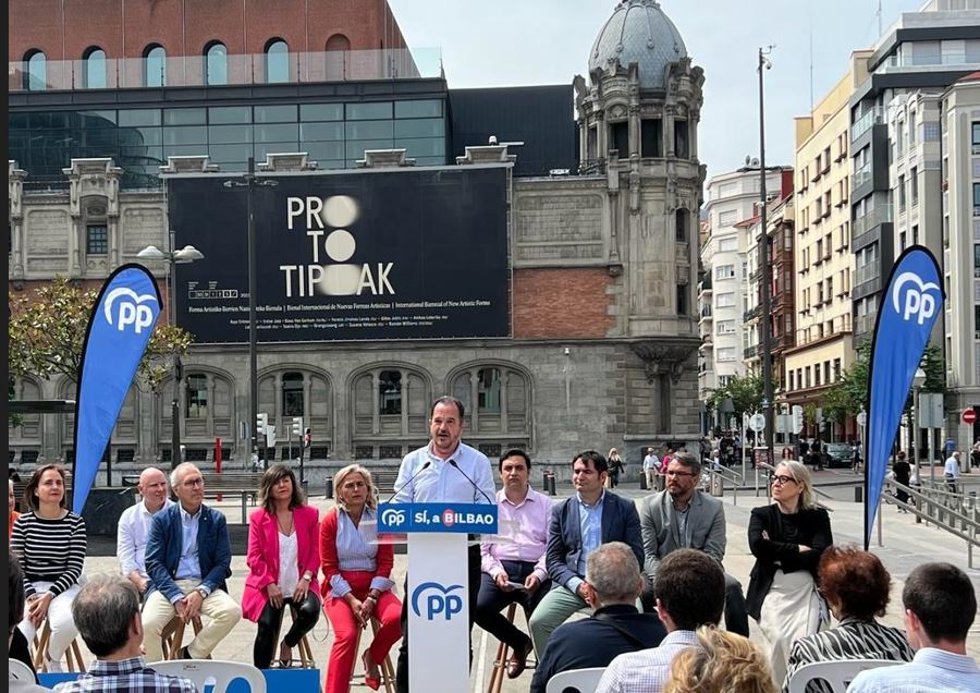 El presidente del PP vasco, Carlos Iturgaiz, en Bilbao durante la presentación de  la candidata del Partido Popular a la alcaldía de Bilbao, Esther Martínez Fernández