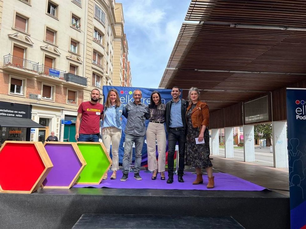 La candidata de Elkarrekin a la Alcaldía de Vitoria-Gasteiz, Garbiñe Ruiz, y el candidato de la coalición a diputado general de Álava, David Rodríguez, han participado en la capital alavesa en un acto