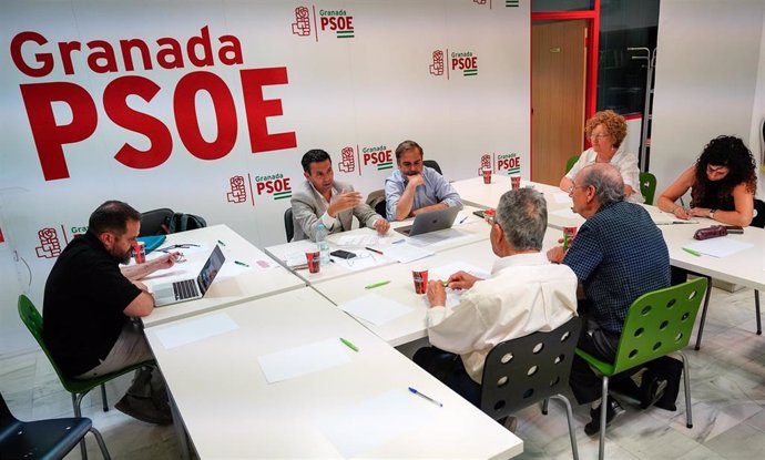 El candidato socialista a la alcaldía de Granada y actual regidor de la capital, Francisco Cuenca, se reúne con integrantes de la Mesa por el Clima.