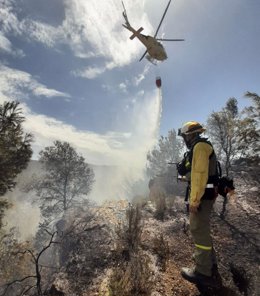 Imagen de los trabajos de extinción en el incendio declarado en Sangonera la Verde