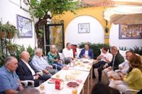 Sanz (PP) promete impulsar las peñas flamencas de Sevilla para "fomentar y divulgar el 'arte jondo'"