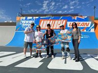 La presidenta del Puerto de Almería entrega las medallas a los campeones de 'Scooter Junior' en Andalucía Urban