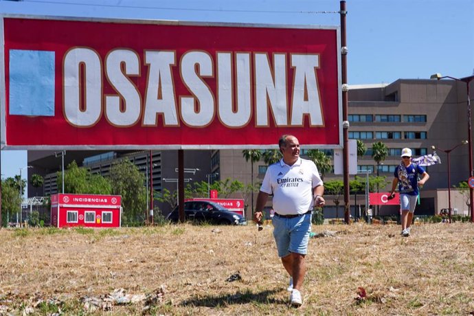 Un aficionado del Real Madrid en el Estadio de la Cartuja ante un cartel del Osasuna a 06 de mayo del 2023 en Sevilla (Andalucía.España). La final de la Copa del Rey  se disputa este sábado a las 22,00 horas en el estadio de la Cartuja y enfrenta al Rea