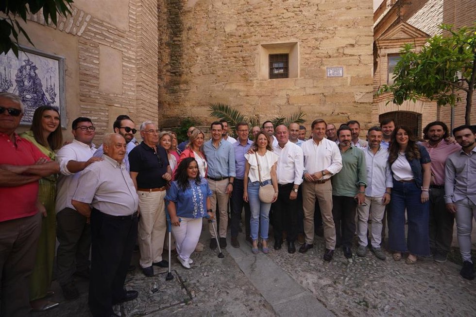 El presidente del PP-A y de la Junta de Andalucía, Juanma Moreno, y el presidente del PP, Alberto Núñez Feijóo, en una visita a Antequera (Málaga).