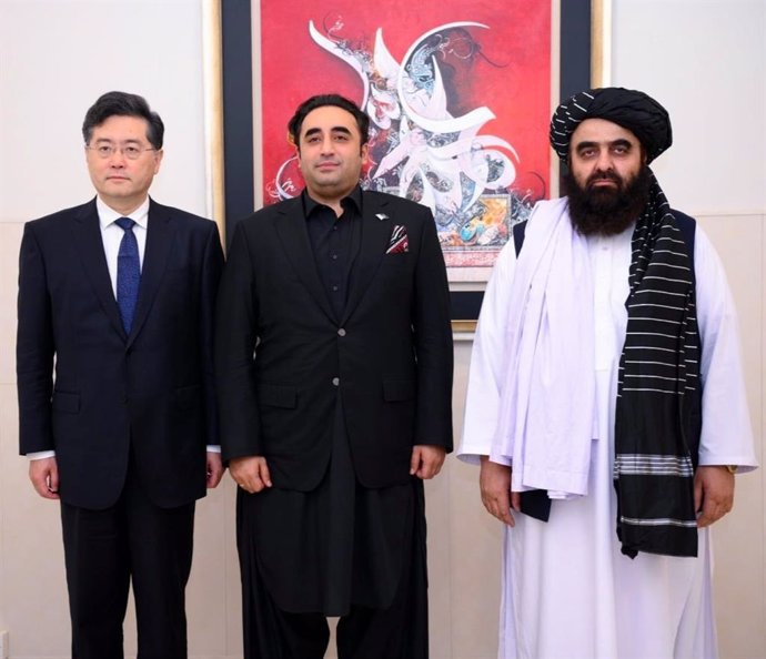 Los ministros de Asuntos Exteriores de China, Pakistán y Afganistán, Qin Gang, Bilawal Bhutto Zardari y Amir Jan Muttaqi