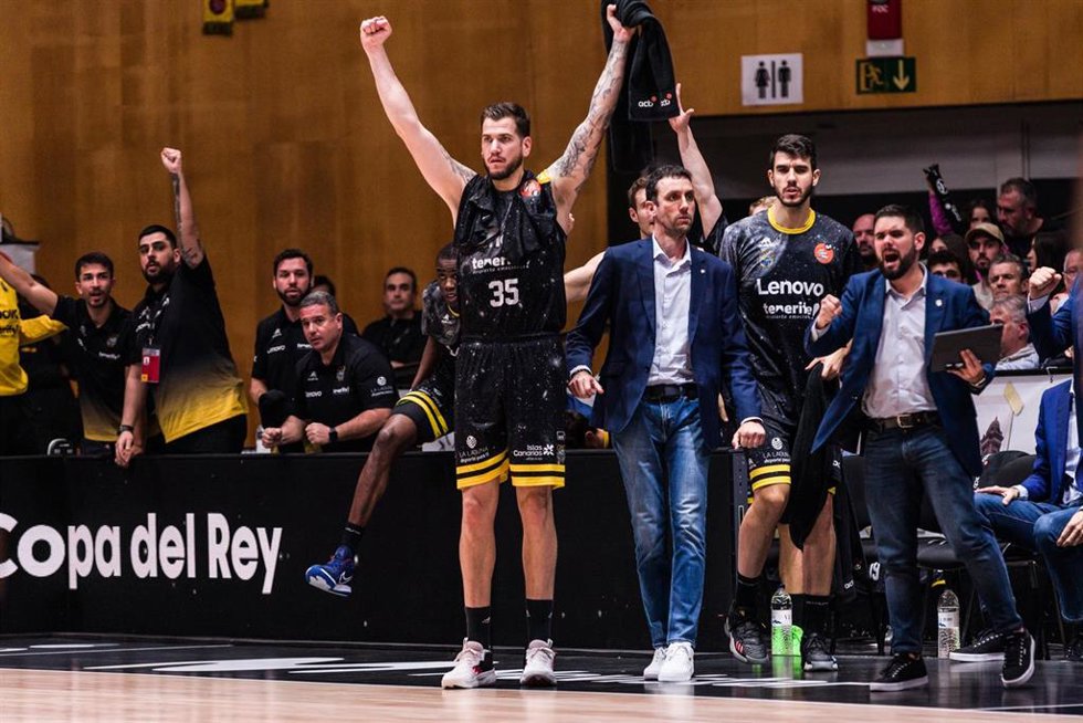 Archivo - Varios jugadores del Lenovo Tenerife celebran una canasta.