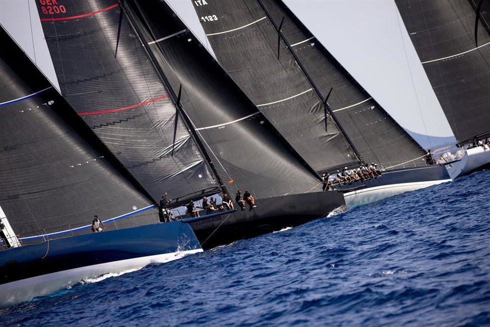 Los Maxis en la salida de una regata costera de la PalmaVela 2023.