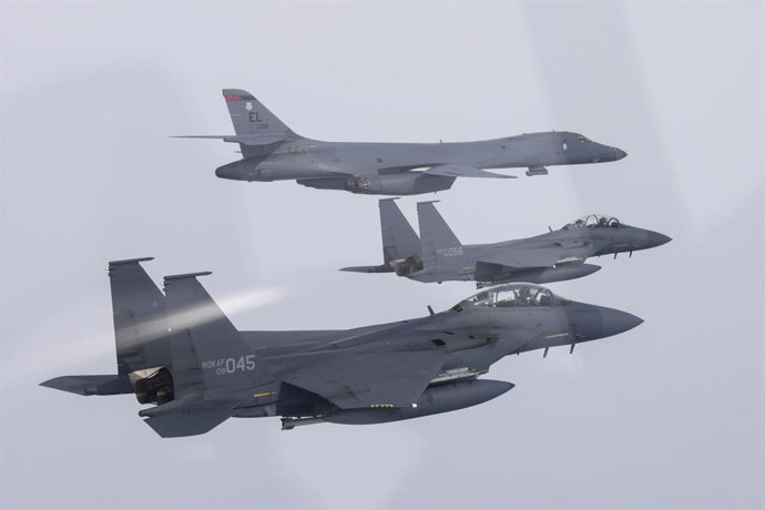 Archivo - March 3, 2023, SOUTH KOREA: March 3, 2023-West Sea, South Korea-The air forces of South Korea and the United States carry out a joint drill over the West Sea and the central inland region on March 3, 2023, in this photo provided by Seoul's def