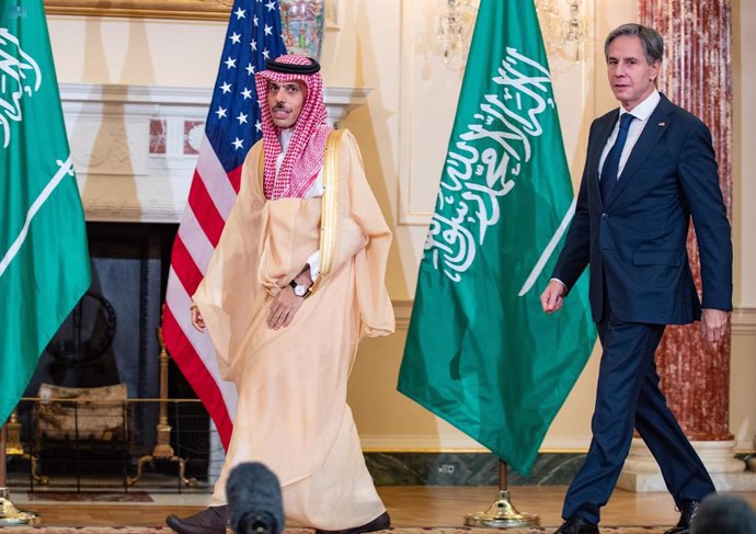 Archivo - 14 October 2021, US, Washington: Saudi Arabia Foreign Minister Faisal bin Farhan Al-Saud (L) meets with US Secretary of State Antony Blinken. Photo: -/Saudi Press Agency/dpa
