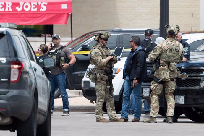Archivo - 18 April 2021, US, Austin: Police SWAT along with the Texas Dept. of Public Safety (DPS) and FBI stand at the scene of a homicide shooting in northwest Austin that left three people dead as the authorities are still searching for the suspect kil