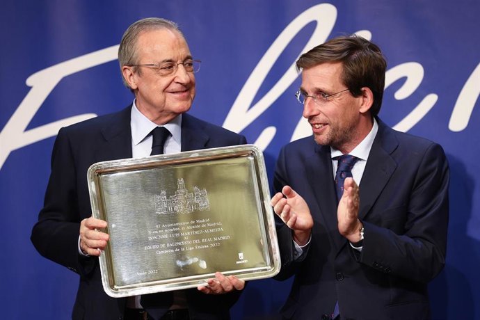 Archivo - Imagen de archivo del alcalde de Madrid, José Luis Martínez-Almeida (derecha), junto al presidente del Real Madrid,  Florentino Pérez (izquierda)