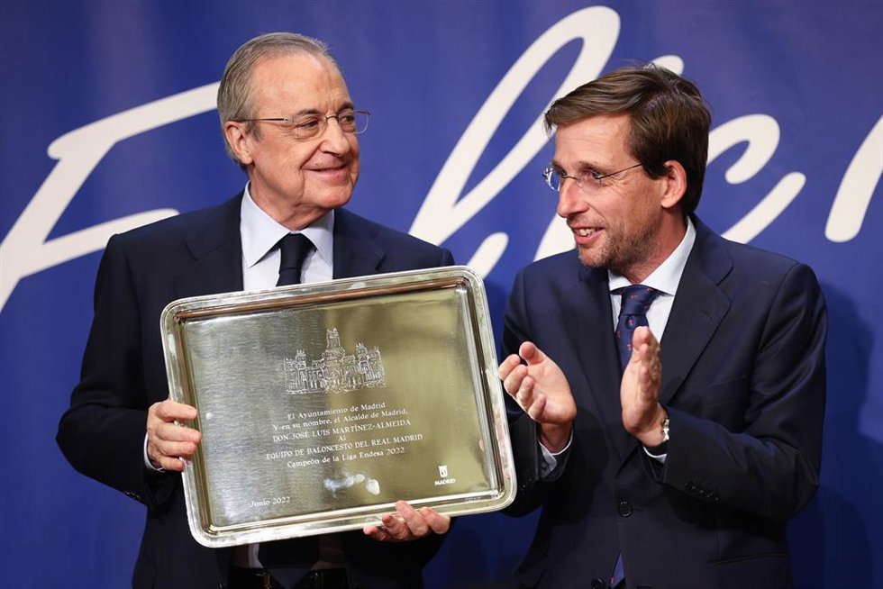 Archivo - Imagen de archivo del alcalde de Madrid, José Luis Martínez-Almeida (derecha), junto al presidente del Real Madrid, Florentino Pérez (izquierda)