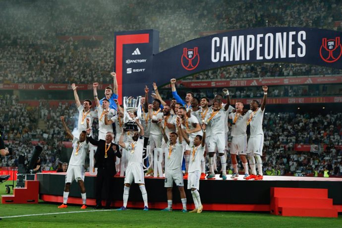 Players of Real Madrid celebrates the victory with the trophy during the spanish cup, Copa del Rey, Final football match played between Real Madrid and CA Osasuna at Estadio de la Cartuja on May 06, 2023, in Sevilla, Spain.