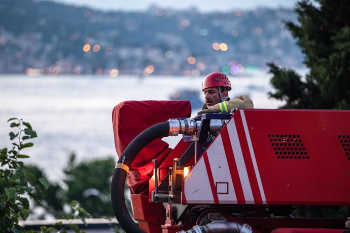 Archivo - June 19, 2022, Istanbul, Turkey: A firefighter is seen waiting from the fire truck to intervene. The fire, which broke out in the 2-storey wooden building in the woods located on Beylerbeyi Sair Asaf Halet Celebi Street in Uskudar, Istanbul, w