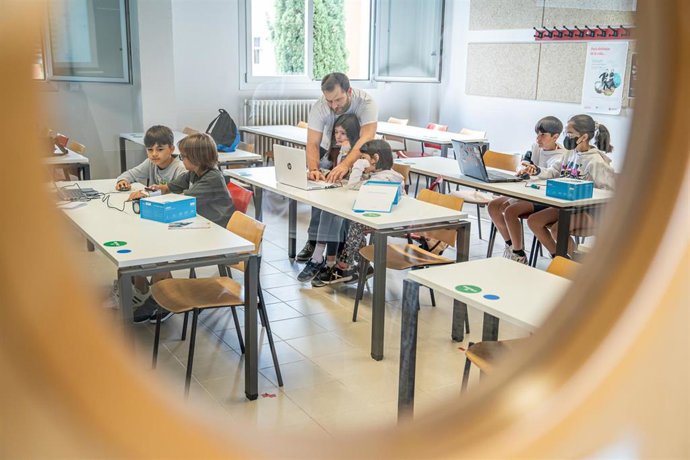 Archivo - El Campamento Habilidades digitales para el futuro ofrece una alternativa de ocio estival relacionada con la Tecnología para menores de 5 a 16 años