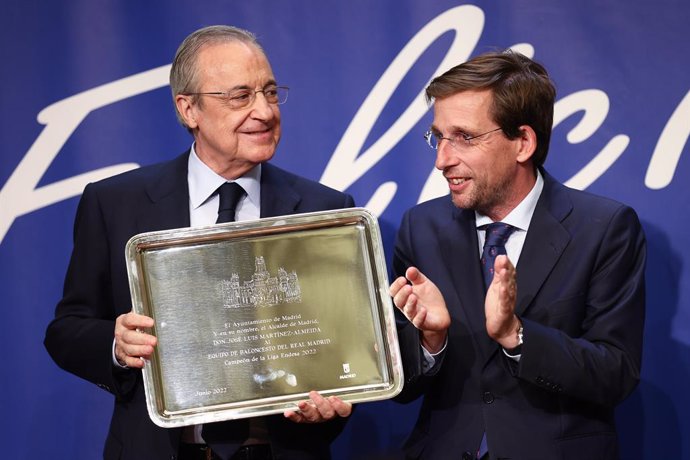 Archivo - Jose Luis Martinez Almeida, Mayor of Madrid, gives a present to Florentino Perez, President of Real Madrid, during the reception ceremony for Real Madrid Baloncesto at the Madrid City Hall as champions of the ACB Endesa League at Palacio Cibel