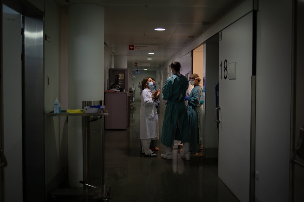Personal sanitario en un pasillo de hospital, archivo 