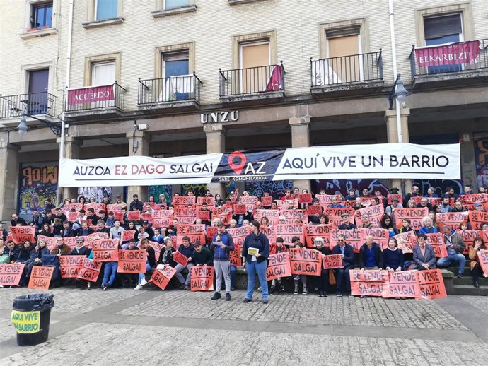 Archivo - Acto de AZ Sare Komunitarioa, organizadora de la mesa redonda con los candidatos, en protesta por la "gentrificación" del Casco Viejo.
