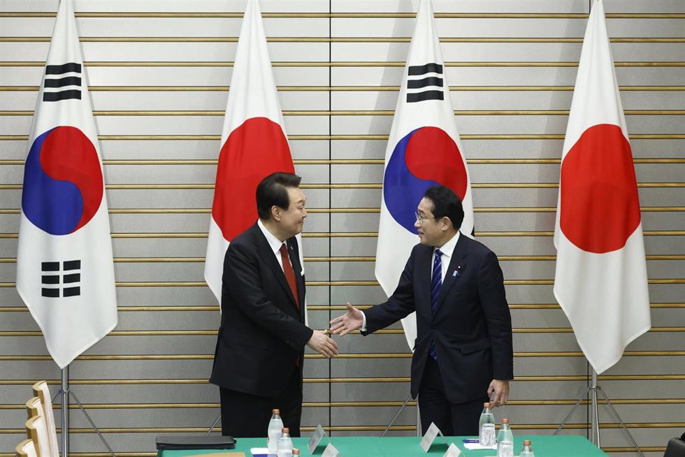 Archivo - Yoon Suk Yeol (I) y Fumio Kishida (D), durante su primer encuentro de marzo en Japón 