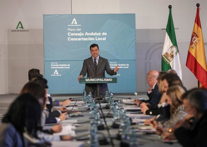 Archivo - El presidente de la Junta, Juanma Moreno, preside el Pleno del Consejo Andaluz de Concertación Local, en el Palacio de San Telmo de Sevilla (Foto de archivo).