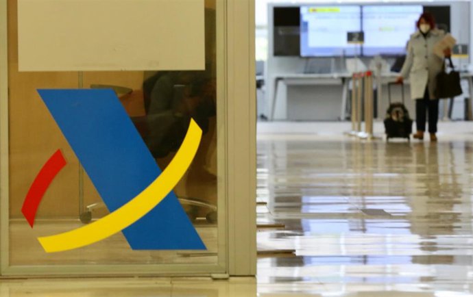 Archivo - Logotipo de la Agencia Tributaria en una mampara en una Oficina de dicha agencia, en Guzmán El Bueno