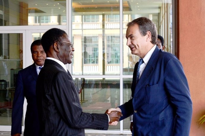 Archivo - El presidente de Guinea Ecuatorial, Teodoro Obiang, recibe al expresidente del Gobierno español José Luis Rodríguez Zapatero