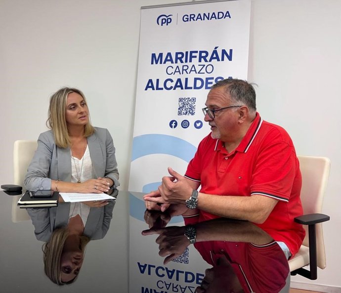 La candidata del PP al Consistorio granadino, Marifrán Carazo, reunida con Rafael Nieto