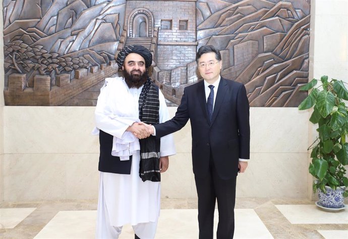 El ministro de Exteriores talibán, Amir Jan Muttaqi, y el ministro de Exteriores chino, Qin Gang